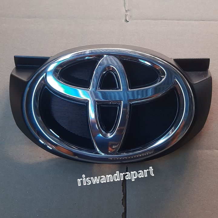 EMBLEM LOGO GRILL DEPAN TOYOTA INNOVA LAMA BATMAN 2008 SAMPAI 2011