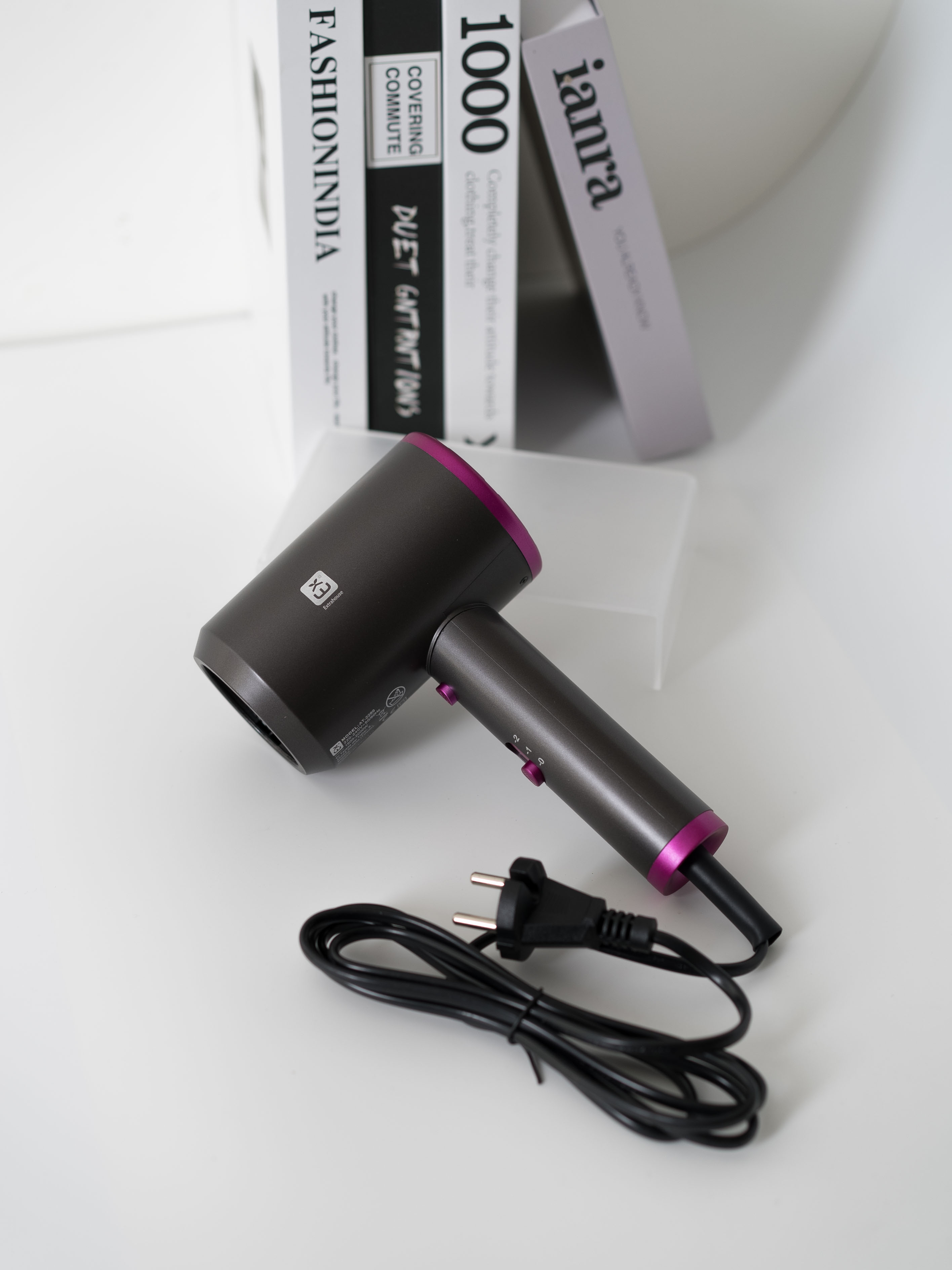 Secadora de Pelo Profesional de dos potencias a 1600W-2000W - Diseño Elegante, Potente y Compacto | Boquilla Giratoria 360º | Cable de 1.8m con una funda protectora | Motor DC de alta velocidad | Al Mejor Precio - ExtraHouse - 1