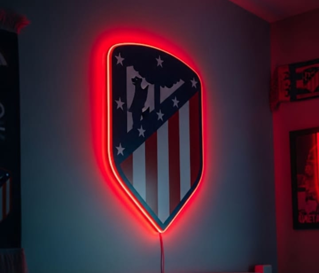 SOLOLED Lámpara LED de Pared Atlético Madrid, Escudo Iluminado con Luz Roja, Decoración Deportiva MEDIDAS 28X35CM - 1