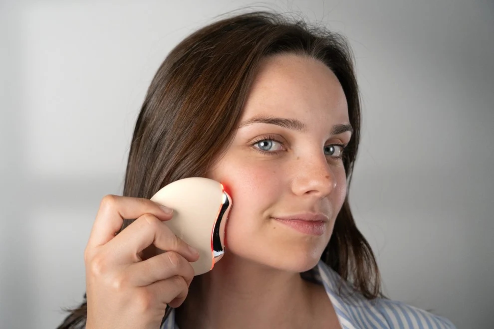 NATCARE - Dispositivo Ruby Antienvejecimiento RF&EMS. Radiofrecuencia Facial y Cuello con Luz LED Roja, Vibración Multifrecuencia y Modo Lifting. Ideal para Reducir Líneas de Expresión, Mejorar el Colágeno y Lograr una Piel Radiante y Juvenil. - 1