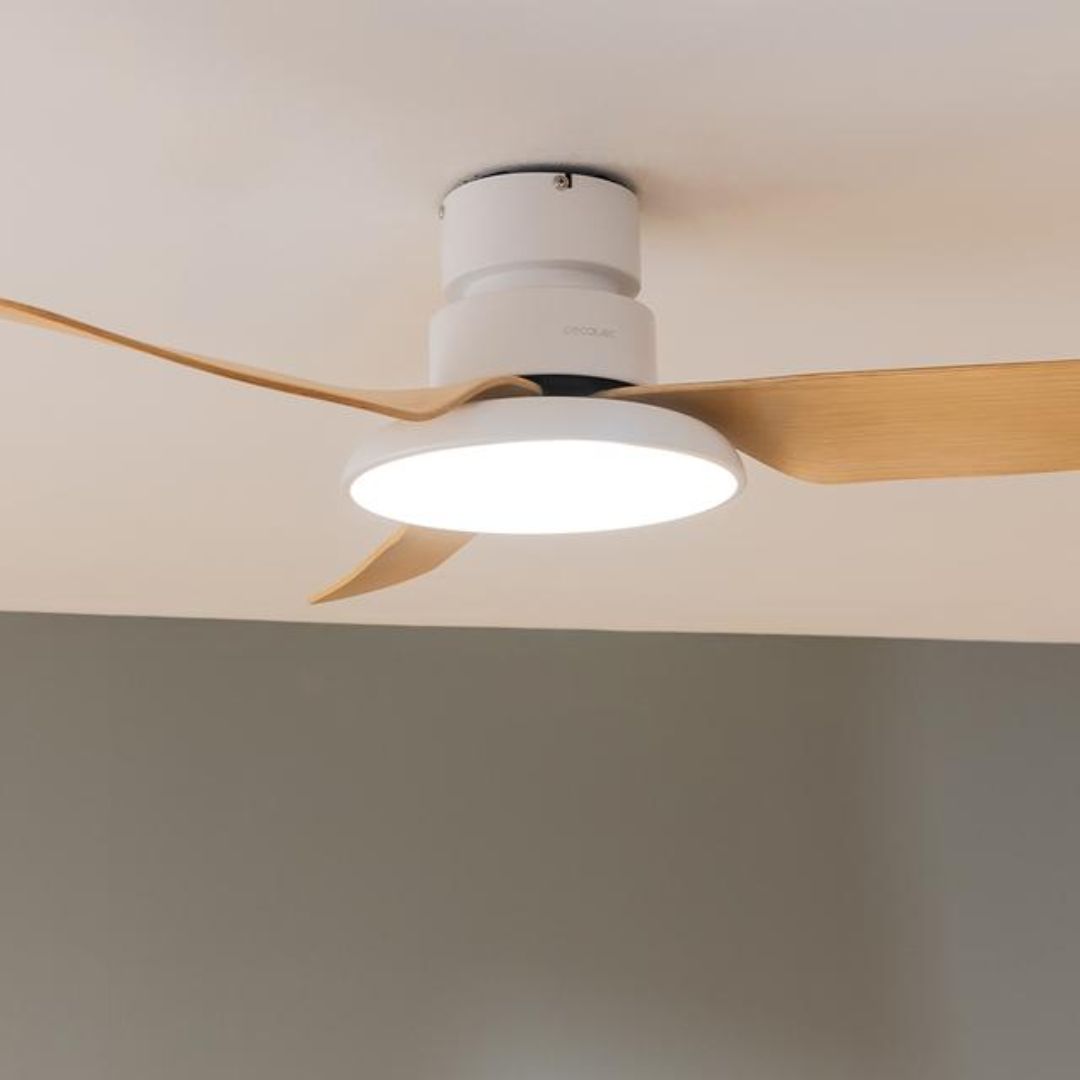 Cecotec Ventilador de Techo con Luz EnergySilence Aero 5200 Light LightWood motor DC de 30W, 43", Luz LED de 22W, 3 tonalidades, 3 Aspas, Temporizador programable, Modo winter/summer, 6 Velocidades - 1