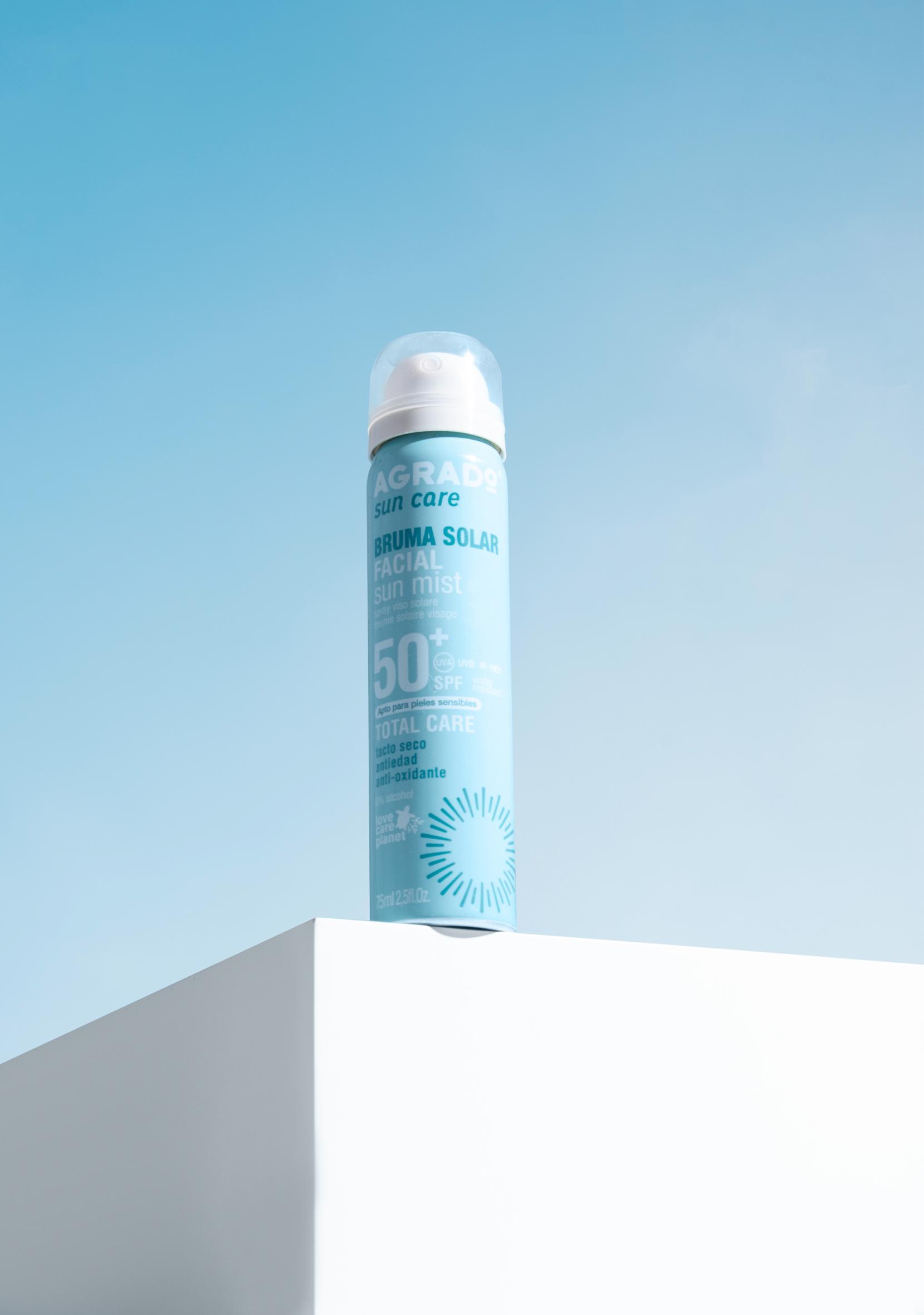 AGRADO - Pack Brumas Solares + Aftersun, Set con Bruma Facial Solar SPF50+ 75 ml, Bruma Seca Solar SPF50 200 ml, Aftersun Hidragel Aloe Tubo 200 ml, Protección Muy Alta con Fórmula Vegana, Contiene Vitamina E y Extracto de Aloe Vera, para Pieles Sensibles - 1