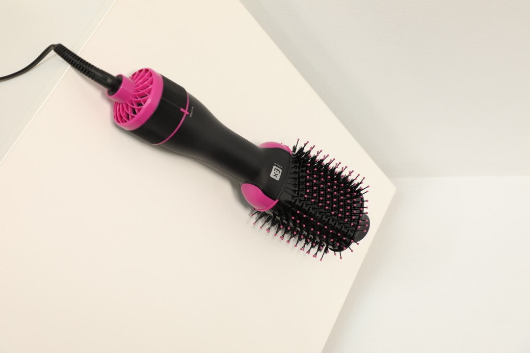 Cepillo 2 en 1: secador y moldeador con 1200W de potencia. Desenreda, alisa, da volumen y ondula el cabello. Reduce el encrespamiento y daño. Con 2 temperaturas, 2 velocidades y cable rotativo 360º de 1,8m para un uso cómodo y rápido. - Extrahouse - 1