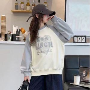 【เสื้อสเวตเตอร์แขนแร็กแลนผ้าฟลีซพิมพ์ลายตัวอักษรและสีตัดกัน】 เสื้อสเวตเตอร์ทรงหลวมลำลองลายหัวใจ เนื้อผ้านุ่ม สบายผิว เสื้อผ้าเด็กอเนกประสงค์【BabyBuddyShop】