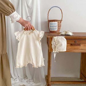 ชุดบอดี้สูทลูกไม้วาฟเฟิลสำหรับเด็กผู้หญิงช่วงฤดูร้อน แขนระบาย ชุดรอมเปอร์มีฮู้ดบาง เสื้อผ้าเด็กแรกเกิด + หมวก