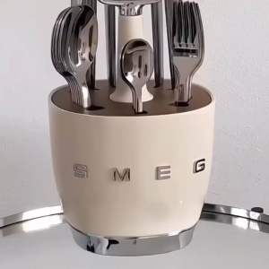 ที่ใส่ช้อนส้อม SMEG ดีไซน์พรีเมียม ทรงโมเดิร์น พร้อมฝาไม้