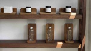 ชั้นแขวนผนังผักและยาวขวาง ไม้แท้ 2 cm ขนาดเล็ก สีธรรมชาติ 100% ที่มีรสชาติ 10 ปี ขึ้นไป มาพร้อםที่แขวนด้านหลัง โดย SKILLED ที่นายนนทวีประเทศไทย