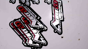 Aksesoris Branding Bisnis: Logo Emblem Rivet & Decal