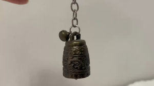 ระฆัง พวงกุญแจ กระดิ่ง เสียงดัง ทำจากโลหะผสม มีขนาดเล็ก ขนาด 2.2x4 เซนติเมตร