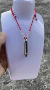 Dây chuyền chỉ đỏ trụ ống chú lăng nghiêm titan
