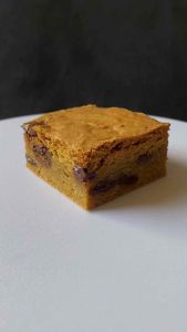 ดาร์กชอคโกแลต บราวบัตเตอร์ บลอนดี้ (Dark Chocolate Brown Butter Blondies)
