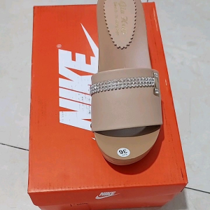 GUỐC NỮ QUAI NGANG ĐÍNH ĐÁ DÉP ĐẾ XUỒNG 7 CM nhựa PU siêu nhẹ