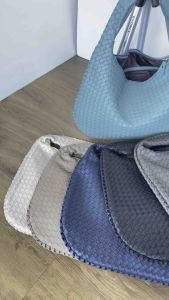 Shoulder Bag Fashion Wanita Bahan Kulit Lentur dan Lembut Model Anyam