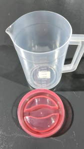 Ca 2.5 lít màu trong suốt có chia vạch thể tích chất liệu nhựa nguyên sinh hàng Cao cấp việt nhật