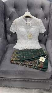 Sira Siri ชุดไทยเกรดพรีเมี่ยม เสื้อลูกไม้ปักลายดอก คอหยัก มีฟองน้ำ ซับใน2ชั้น ใส่สบายไม่คัน แมทช์กับผ้าถุงสำเร็จรูปทอลายแพรวา สีเขียว สวยงดงามมากจ้า