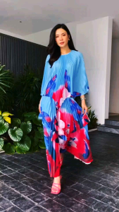 ชุดเซตผ้าอัดพลีทลอนใหญ่ อย่างดี เนื้อสวย เสื้อแพตเทิร์น สวยเกร๋ เป็นแค่เสื้อคลุม ทรงคอกลม ติดกระดุมคอด้านหลัง พิมพ์ลายกราฟฟิค 〽️〽️เกร๋กรุบ ฟรุ๊งฟริ๊ง สวยงามมว้ากกกกกก ( รุ่นนี้ต้องใส่เป็นเสื้อกล้าม หรือเกาะอกด้านใน 😘 ) กระโปรงอัดพลีท 2 ชั้น แต