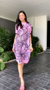 มินิเดรสพลีท 😘 ดีไซด์คอจีน แขนสั้น แต่งกระดุมป้ายข้าง ตัดกุ๊นขอบ พิมพ์ลวดลายดอกไม้ 🌸 ดูสวยแพง สไตล์ฮองเฮา เริ่ดๆ ไฮโซววว เกร๋กู๊ดสุดๆ 🏮🏮 ดีเทล แต่งกระดุมกลม เริ่ดไปอีก ใส่แล้วสวย ปัง โดดเด่นมากคร้าา ** งานคัตติ้งประณีต อัดพลีทลอนเล็ก ละเอียดสวย