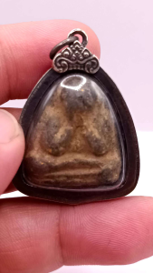 K659 พระปิดตา หลวงพ่อแก้ว พิมพ์เล็ก เนื้อผงคลุกรัก วัดเครือวัลย์ ขนาด 2.5x3.5 cm. กรอบพระ โบราณ