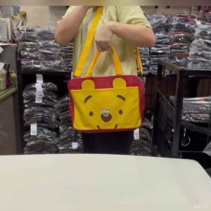 #กระเป๋าถือทรงเอกสารแบบมีสายสะพายยาวใบใหญ่#winie the poohของแท้มี2ช่องซิปใส่หนังสือได้