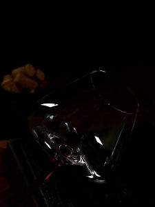 พร้อมส่ง แก้วไวน์ แชมเปญ เครื่องดื่มสังสรรค์ รุ่นปะ หรูขาแก้วแดง เป็นเอกลักษณ์