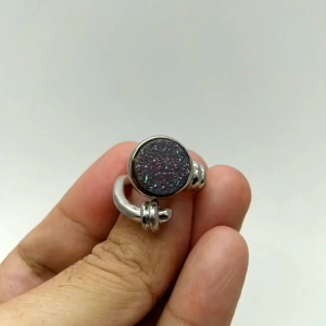 - แหวน เงินแท้ 92.5% งานแฮนด์เมด ขึ้นมือ ฝังหินอาเกตแท้เล่นไฟ ขนาด 1.2 ซม. หนัก 11 กรัม ตัวเรือนหนาๆ ตันๆ แข็งแรง ดีไซน์สวย ใส่ไม่ซ้ำใครครับ