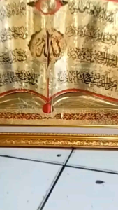 Kaligrafi Ayat Kursi Foil Motif Kitab Mewah dan Elegan