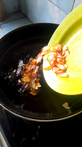 Kerupuk Bawang Warna-warni Mentah Kemasan 500 Gram