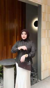 Luna Stripe Kemeja Fitted Wanita Premium
