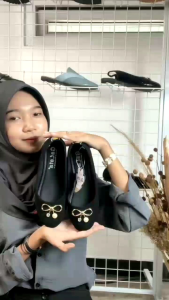 Flatshoes Sepatu Blackpanda Wanita Terbaru Kekinian Model Vika\\n\\nSepatu wanita terbaik dan terbaru tidak hanya memberikan kenyamanan saat berjalan, tetapi juga menambah kepercayaan diri dan gaya Anda. Dalam artikel ini, kita akan membahas flatshoes sepatu Blackpanda wanita terbaru, model Vika, dan cara memilih serta merawat sepatu flatshoes agar tetap terlihat baru.\\n\\n Sepatu Wanita Terbaik\\n\\n Model Flatshoes yang Cocok untuk Keseharian\\n\\nFlatshoes sepatu Blackpanda wanita terbaik adalah pilihan tepat untuk aktivitas sehari-hari. Desainnya yang sederhana dan modern membuat flatshoes cocok dipadukan dengan berbagai outfit. Selain itu, flatshoes juga memberikan kenyamanan saat berjalan dalam waktu lama.\\n\\n Rekomendasi Sepatu Blackpanda Wanita\\n\\nBeberapa rekomendasi sepatu Blackpanda wanita terbaik adalah:\\n\\n* Flatshoes Vika dengan desain simpel dan warna hitam yang elegan\\n* Flatshoes dengan bahan kulit sintetis yang tahan lama dan mudah dibersihkan\\n* Flatshoes dengan sol empuk yang memberikan kenyamanan saat berjalan\\n\\n Perawatan Sepatu Flatshoes agar Tetap Terlihat Baru\\n\\nUntuk menjaga sepatu flatshoes tetap terlihat baru, ada beberapa tips perawatan yang bisa dilakukan:\\n\\n* Bersihkan sepatu secara rutin menggunakan kain basah dan sabun cuci pakaian\\n* Hindari memakai sepatu di tempat yang basah atau berdebu\\n* Simpan sepatu di tempat yang kering dan tidak lembab\\n* Gunakan kertas koran atau serbuk anti-lembab untuk menjaga sepatu tetap kering\\n\\n Sepatu Wanita Terbaru\\n\\n Model Sepatu Flatshoes Kekinian dari Blackpanda\\n\\nModel sepatu flatshoes terbaru dari Blackpanda hadir dengan desain yang kekinian dan modern. Beberapa model sepatu flatshoes terbaru dari Blackpanda antara lain:\\n\\n* Flatshoes Vika dengan desain simpel dan warna hitam yang elegan\\n* Flatshoes dengan bahan kulit sintetis yang tahan lama dan mudah dibersihkan\\n* Flatshoes dengan sol empuk yang memberikan kenyamanan saat berjalan\\n\\n Tips Memilih Sepatu Flatshoes yang Nyaman dan Tahan Lama\\n\\nBerikut adalah beberapa tips memilih sepatu flatshoes yang nyaman dan tahan lama:\\n\\n* Pilih sepatu dengan bahan kulit sintetis yang tahan lama dan mudah dibersihkan\\n* Pilih sepatu dengan sol empuk yang memberikan kenyamanan saat berjalan\\n* Pilih sepatu dengan ukuran yang pas agar tidak terlalu ketat atau longgar\\n\\n Rekomendasi Model Vika untuk Flatshoes Wanita\\n\\nModel Vika dari Blackpanda adalah pilihan tepat untuk flatshoes wanita. Desainnya yang simpel dan elegan membuat flatshoes Vika cocok dipadukan dengan berbagai outfit. Selain itu, flatshoes Vika juga memberikan kenyamanan saat berjalan dalam waktu lama.\\n\\n Sepatu Flatshoes Kekinian\\n\\n Cara Memadu Padankan Flatshoes dengan Outfit Anda\\n\\nUntuk mendapatkan penampilan yang sempurna, berikut adalah beberapa tips memadu padankan flatshoes dengan outfit Anda:\\n\\n* Pilih flatshoes dengan warna yang senada atau kontras dengan outfit Anda\\n* Pilih flatshoes dengan desain yang sesuai dengan gaya outfit Anda\\n* Pilih flatshoes dengan ukuran yang pas agar tidak terlalu ketat atau longgar\\n\\n Rekomendasi Model Sepatu Flatshoes untuk Acara Formal\\n\\nBeberapa model sepatu flatshoes yang cocok untuk acara formal antara lain:\\n\\n* Flatshoes dengan desain simpel dan warna hitam yang elegan\\n* Flatshoes dengan bahan kulit sintetis yang tahan lama dan mudah dibersihkan\\n* Flatshoes dengan sol empuk yang memberikan kenyamanan saat berjalan\\n\\n Tips Menggunakan Flatshoes agar Tampak Stylish\\n\\nBerikut adalah beberapa tips menggunakan flatshoes agar tampak stylish:\\n\\n* Pilih flatshoes dengan desain yang sesuai dengan gaya Anda\\n* Pilih flatshoes dengan warna yang senada atau kontras dengan outfit Anda\\n* Pilih flatshoes dengan ukuran yang pas agar tidak terlalu ketat atau longgar\\n* Padukan flatshoes dengan aksesori seperti kalung atau gelang untuk menambah kesan stylish\\n\\nDengan memperhatikan tips dan rekomendasi di atas, Anda dapat memilih flatshoes sepatu Blackpanda wanita terbaru yang cocok untuk kebutuhan sehari-hari dan acara formal. Selamat berbelanja!\n}