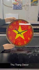 Đồng Hồ Tròn Tráng Gương Treo Tường "LÁ CỜ VIỆT NAM" In UV 5D Cao Cấp