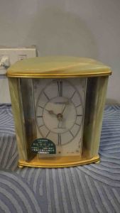 Affordable vintage Citizen mantel clock features a distinctive light green onyx frame and gold-plated accents 15x14 cm 😍👌