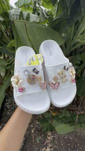 รองเท้าแตะแบบสวม ยี่ห้อAPPLE สีขาว มีอะไหล่เพชรตัวกาตูนติดให้ฟรี