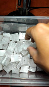 Bongkahan Akik Selenit Unik Tembus Lampu