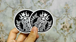 กาแฟ สติ๊กเกอร์ PVC เคลือบUV กันน้ำ ติดแก้วน้ำ แก้วเก็บความเย็น กระติก กระเป๋าเดินทาง ลายผี ปีศาจกาแฟ เนื้อดี คุณภาพ3M ทนแดด ทนฝน เนื้อเหนียว ใช้ติดตั้งได้ทั้งภายนอกและภายใน หลังติดตั้งเสร็จสามารถเช็ดล้างทำความสะอาดได้