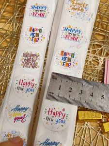 (Giao đơn từ 30k) 100 tem dán Happy New Year sticker Tết Chúc Mừng Năm Mới tròn đường kính 2.5cm có sẵn keo dán mặt sa