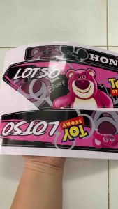 Bộ tem dán xe Dream gấu hồng hàng nhập Thái Lan thiết kế chất lượng cao dành trang trí riêng cho dòng xe này tem in lụa màu sắc rất đẹp và bền giá bán cực tốt bán lẻ như bán sỉ