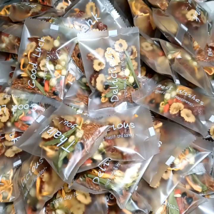 TRÀ ĐÔNG TRÙNG GẠO LỨT. HỘP 30 GÓI- mix đông trùng .gạo lứt . táo đỏ.hoa nhài.cỏ ngọt .kỉ tử.đậu đen. đậu đỏ.đậu xanh . .