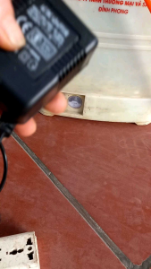 Sạc bình 12v cục sạc ắc quy cho bình phun xịt  dạng cơ 3 chấu