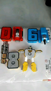 Lắp ráp 1 chữ Số biến hình thành Robot hoặc xe bằng nhựa cao 7cm và ngang 5cm