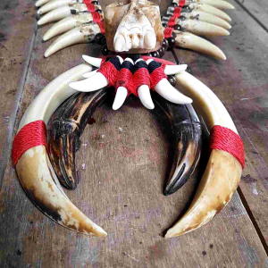 Kalung Etnik Taring Variasi Tengkorak Aksesoris Pakaian Adat Dayak