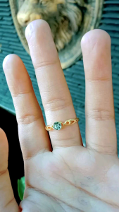 แหวนทองเหลืองลายถักหัวพลอยใสเล็ก