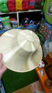 งอบชาวนา งอบลงนาทำสวนทำไร่ ปลูกแปลงผัก วัสดุทำจากใบจากใบตาลมีความแข็งแรง ระบายอากาศได้ดี ไม่อับชื่น