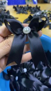 โบว์ไว้อาลัยเข็มกลัดแป้น ตกแต่งด้วยมุกสีขาว