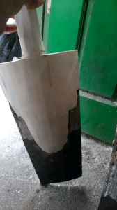 Lempak tanah anti lengket dari selasar untuk gali saluran air tanaman