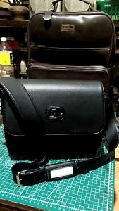 Tas selempang hitam pramugari wanita formal maskapai