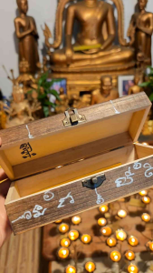 🔮 #吸财能量猛虎宝盒 🔮  🎉✨ 一个属于你，专属的财富守护神！✨🎉 这款强大的吸财能量猛虎宝盒，经九级森林派高僧亲自开光加持，将神秘能量和强大财气紧紧包围！💥💥💥  每一个宝盒都雕刻着专属的猛虎符咒🦁，搭配师傅亲自手写的吸财能量经文符🈵🈵🈵，让这款宝盒不仅具备强大的吸财能力💰💰，还可以助你打开人生的无限可能🚀！   🔑 五大神奇法力 🔑    1. 💰 吸财能量猛虎 — 吸引正财🪙、横财💸，让金钱滚滚而来💵！再也不怕财运缺席🔥！   2. 🈲 辟邪护身 —