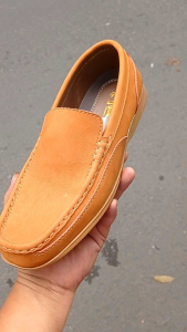 Sepatu casual pria kulit