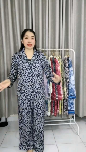 Bộ đồ pijama lụa họa tiết da báo màu xám đen hồng ruốc đen nút bọc size 45-60 kg và 61-75 kg