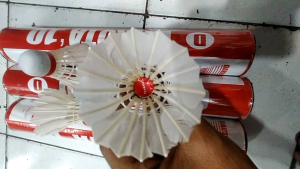 KOK BULUTANGKIS KOK BADMINTON SHUTTLECOCK DAKOTA MERAH 1 TABUNG 12 PCS