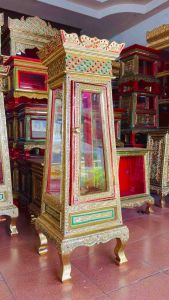 ตู้เทียนชัย ตู้โชว์พระ (มี 2 แบบ) ทำจากไม้จามจุรี ปิดทองเปลว เดินเส้นทอง แต่งคริสตัลทั้งชุด ประกอบแล้ว มีประกันสินค้า แพคจัดส่งอย่างดี ส่งไว